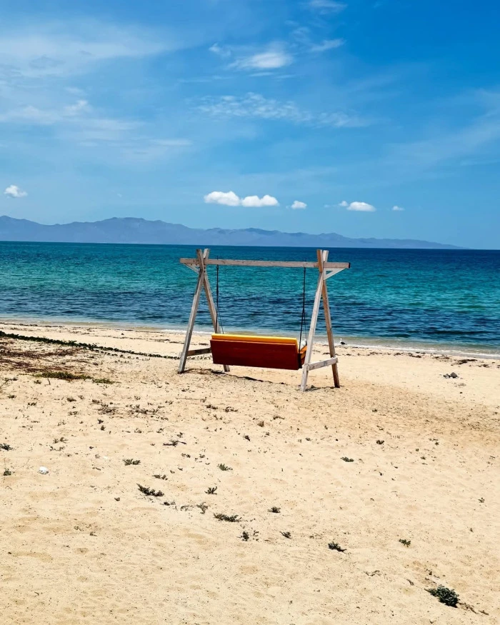 Yasemin Kaya Allen Sahilde Tek Başına! Paylaştığı Pozlarla Sosyal Medyayı Salladı