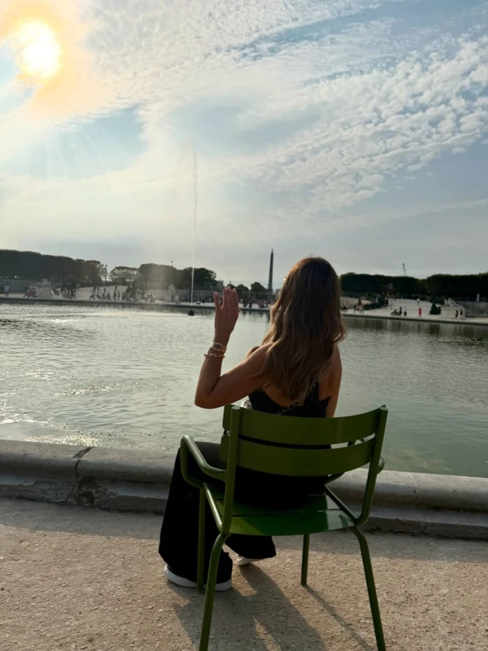 Hadise Paris’te: Filtresiz ve Photoshopsuz Kareleriyle Sosyal Medyayı Salladı