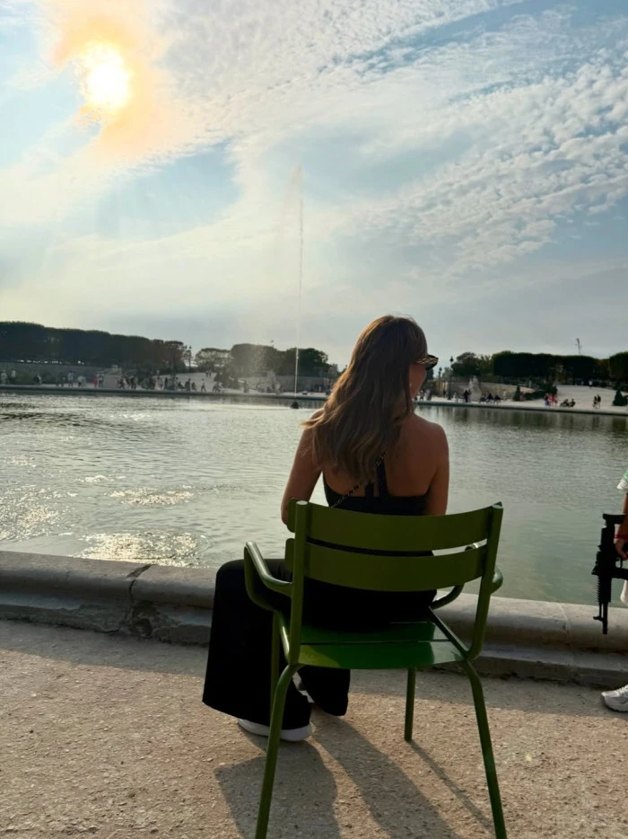 Hadise Paris’te: Filtresiz ve Photoshopsuz Kareleriyle Sosyal Medyayı Salladı