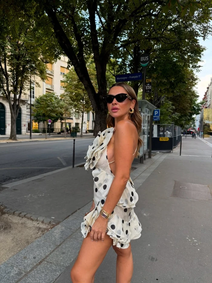 Hadise Paris’te: Filtresiz ve Photoshopsuz Kareleriyle Sosyal Medyayı Salladı