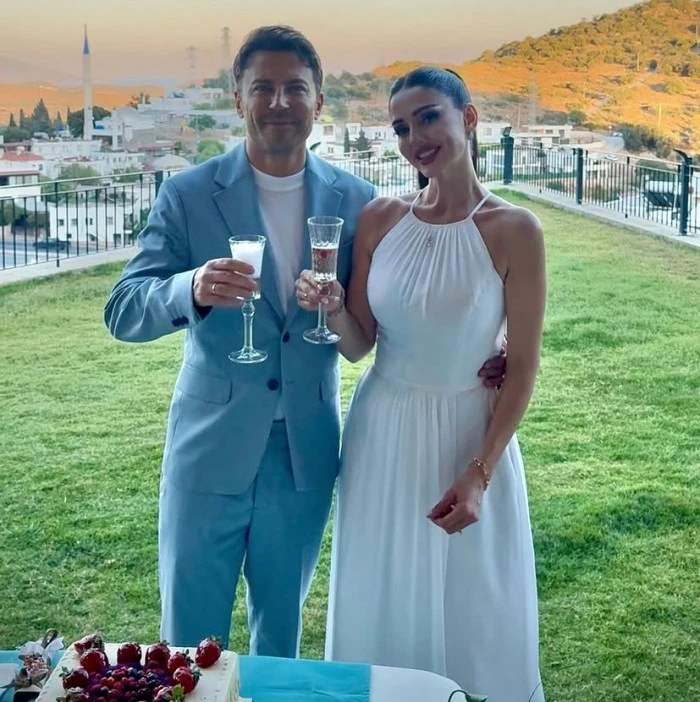 Tolga Güleç ile Öykü Cengiz'den Mutluluk Pozu