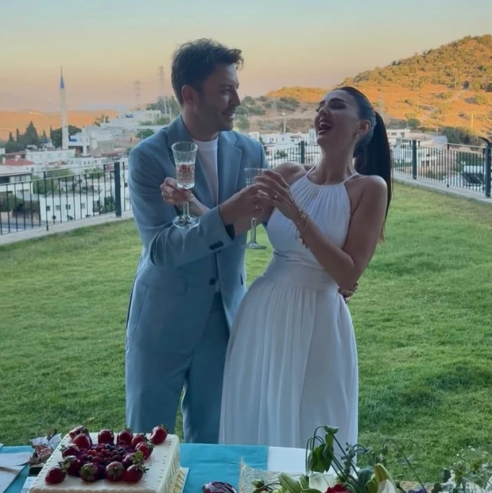 Tolga Güleç ile Öykü Cengiz'den Mutluluk Pozu