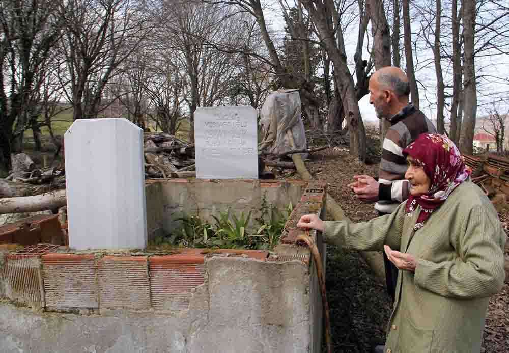108 yaşındaki Hamide nine her gün yürüyüş yapıp tavuklarına bakıyor 