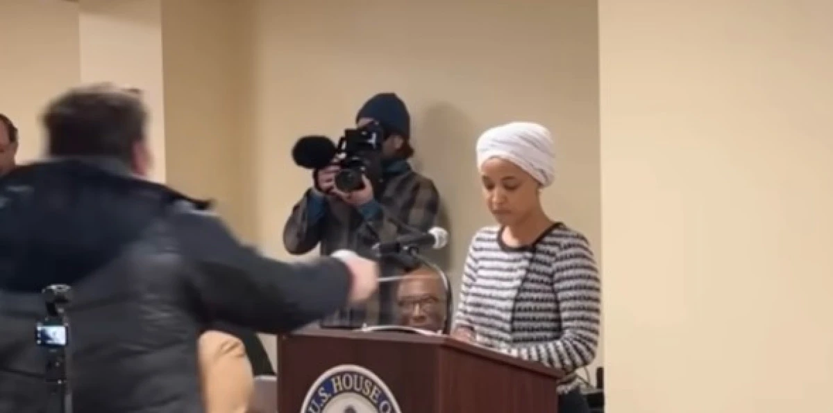 ABD Kongre &uuml;yesi Ilhan Omar, bilinmeyen bir sıvıyla saldırıya uğradı