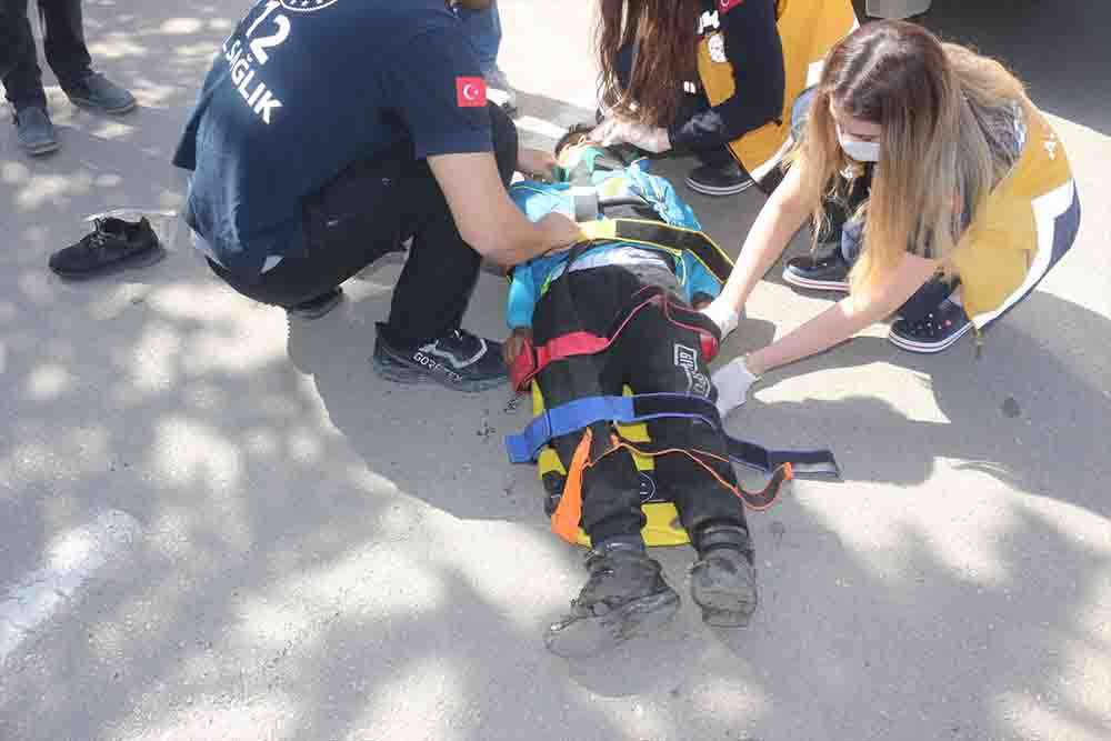 Adana'da otomobil ile çarpışan motosikletteki iki kardeş yaralandı