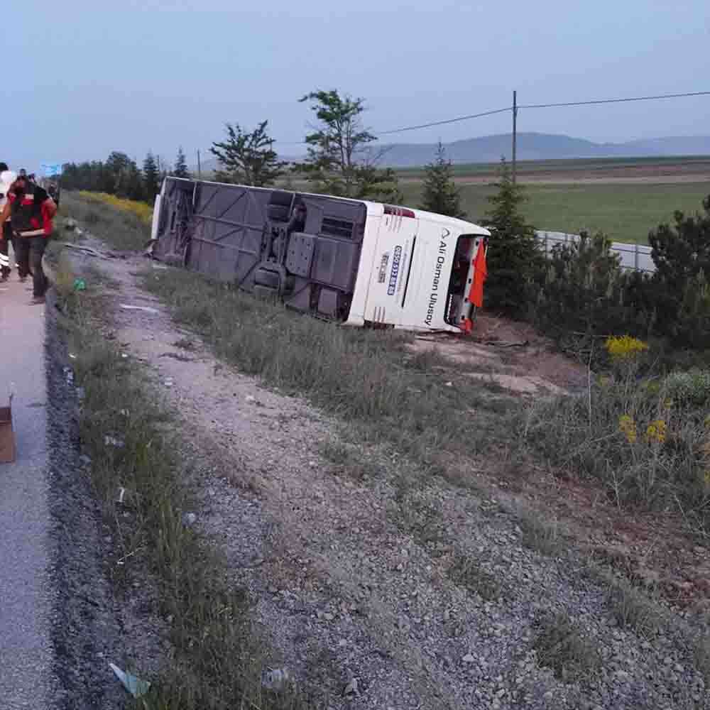 Afyonkarahisar'da yolcu otobüsünün devrilmesi sonucu 27 kişi yaralandı