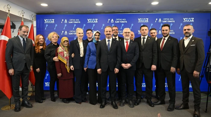 Ağıralioğlu G&uuml;&ccedil;l&uuml; Gelecek İ&ccedil;in Rozetleri Takktı