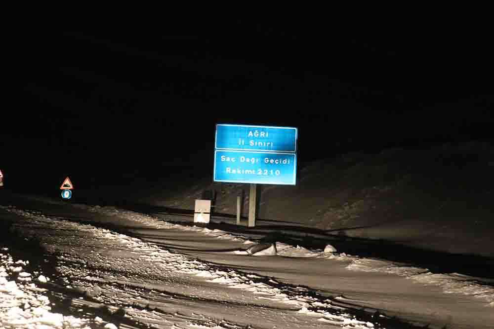 Ağrı-Erzurum kara yolu  tipi nedeniyle tır geçişine kapatıldı