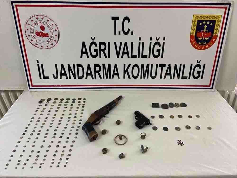 Ağrı'da ev ve araçlarında tarihi eser bulunan iki zanlı yakalandı