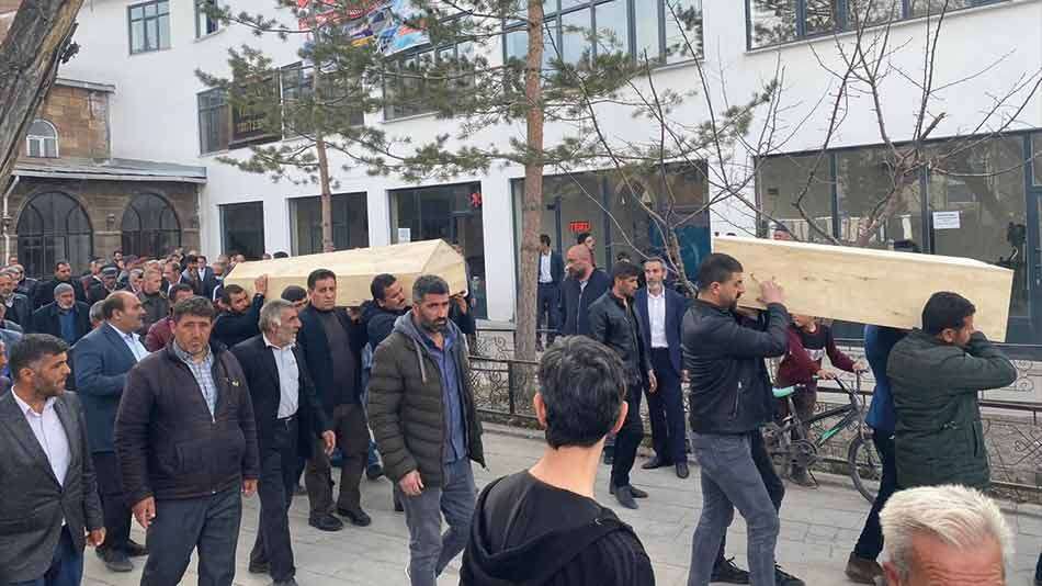 Ağrı'da kamyon şarampole yuvarlandı, 2'si çocuk 5 kişi hayatını kaybetti