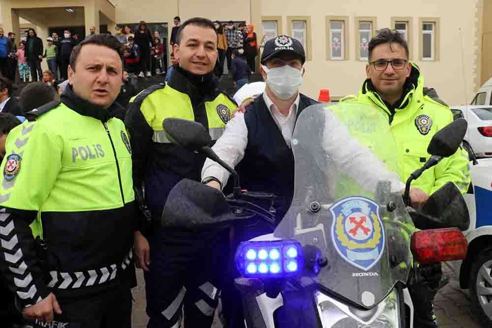 Ağrı'da polisler özel çocukları ziyaret edip hediye dağıttılar