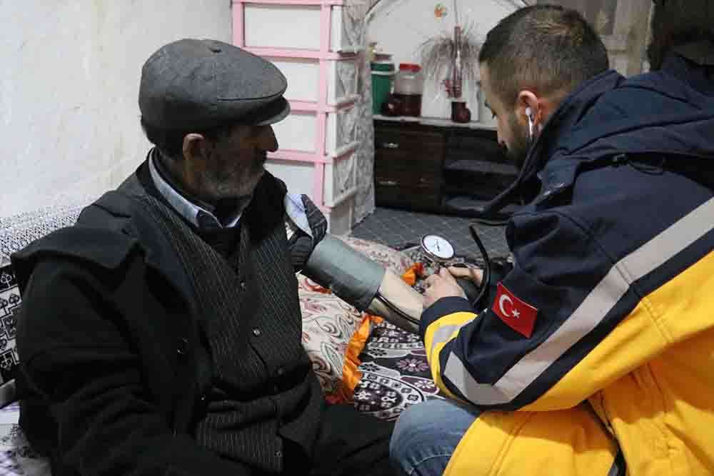 Ağrı'da rahatsızlanan kişi, yollar kapalı olduğundan paletli ambulansla alındı   