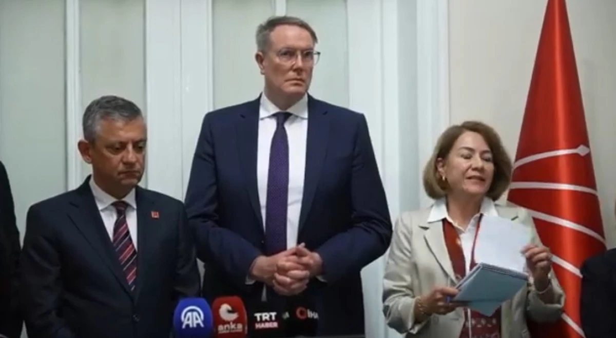 Almanya&rsquo;dan &Ouml;zg&uuml;r &Ouml;zel&rsquo;e &Uuml;st D&uuml;zey Destek: CHP&rsquo;nin Liderini Ancak Delegeler Se&ccedil;er!