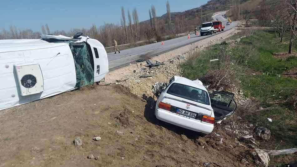 Amasya'da minibüsle otomobilin çarpıştığı kazada 4 kişi yaralandı