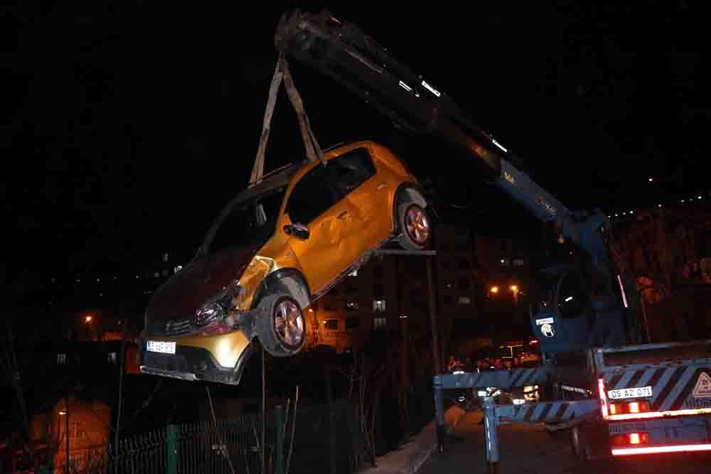 Amasya'da otomobil evin çatısına düştü