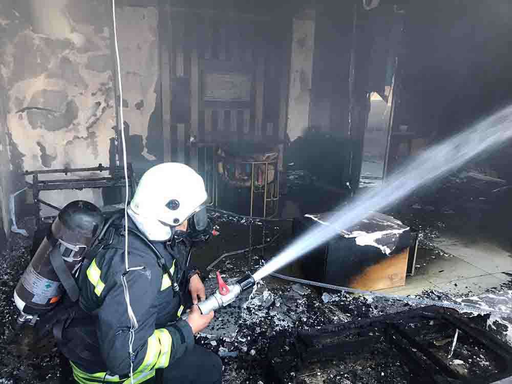 Amasya'da yangında dumandan etkilenen kedi itfaiyenin müdahalesiyle kurtarıldı