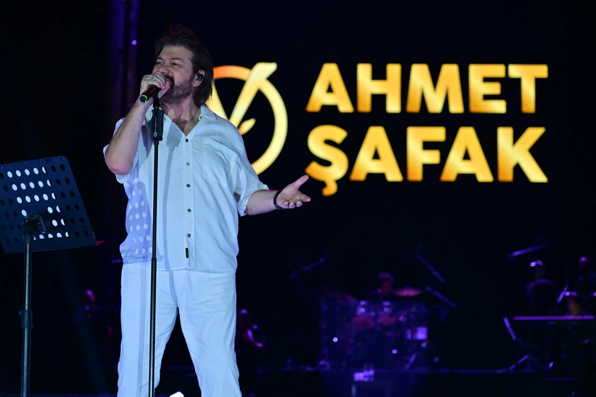 Anadolu Ezgileri Fuar Merkezi&rsquo;nde Y&uuml;kseldi: Ahmet Şafak Kahramanmaraşlı Hayranlarıyla Buluştu!
