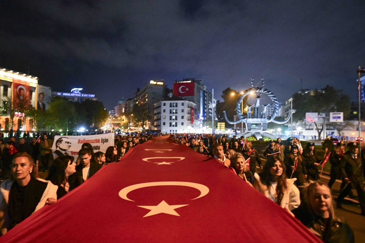 Ankara&rsquo;da Cumhuriyet&rsquo;in 103. Yılı Coşkusu: Zafer Meydanı&rsquo;ndan 2. Meclis&rsquo;e G&ouml;rkemli Fener Alayı!