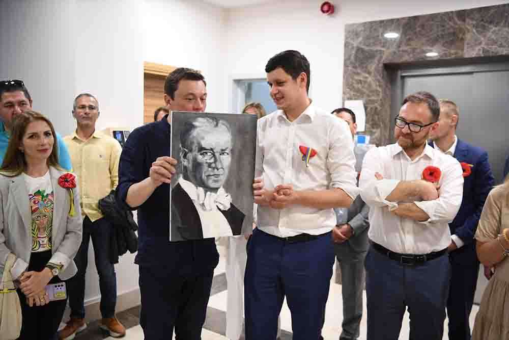 Antalya'ya sığınan Ukraynalı çocuklar, kendilerini ziyaret eden vekillerine Atatürk posteri hediye etti