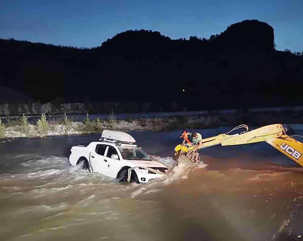 Aracıyla dereyi geçmeye çalışırken baraj kapakları açıldı