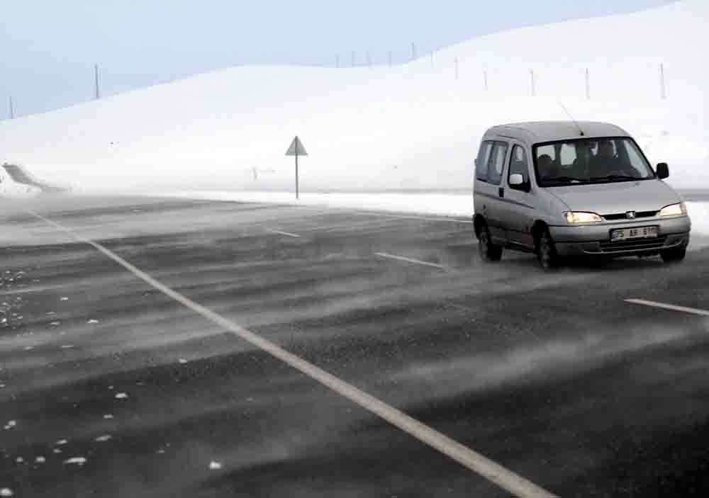 Ardahan-Şavşat yolu tipi nedeniyle tır geçişine kapatıldı