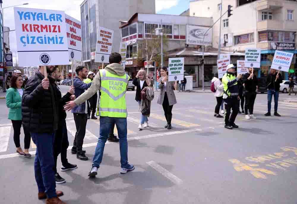 Ardahan'da üniversite öğrencilerinden trafikte farkındalık  eylemi 