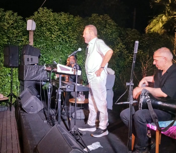 Arif Susam İ&ccedil;in Konser Sonunda Hatıra Fotoğrafı Kuyruğu!