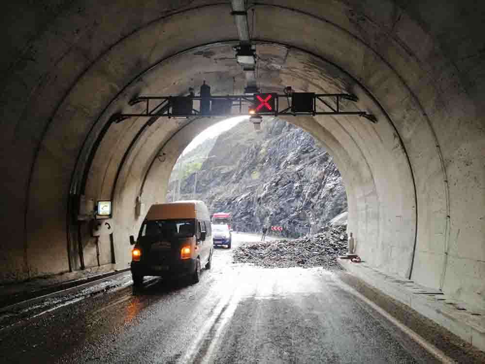 Artvin-Yusufeli kara yolunda iki noktada heyelan oldu