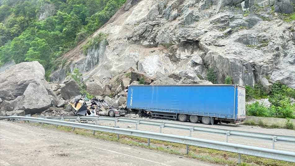 Artvin'de kara yolundaki tırların üzerine kaya düşmesi sonucu 1 kişi öldü