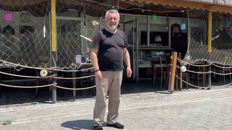 Artvinli esnaf iş yerinde unutulan para dolu çantayı sahibine teslim etti