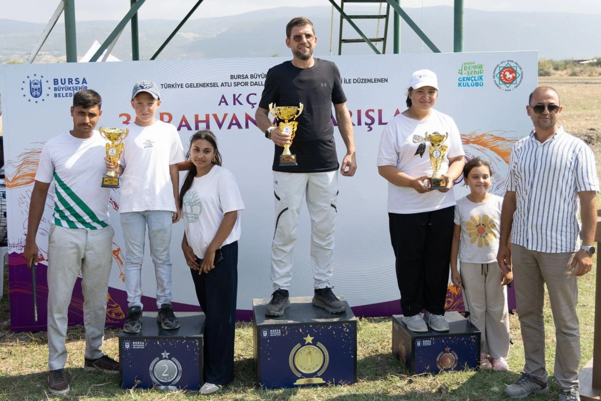 Ata Sporu Bursa&rsquo;da Şahlandı: Ak&ccedil;alar Rahvan At Yarışları Nefes Kesti!