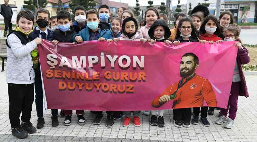 Avrupa şampiyonu milli güreşçi Feyzullah Aktürk'e Lapseki'de karşılama töreni düzenlendi 