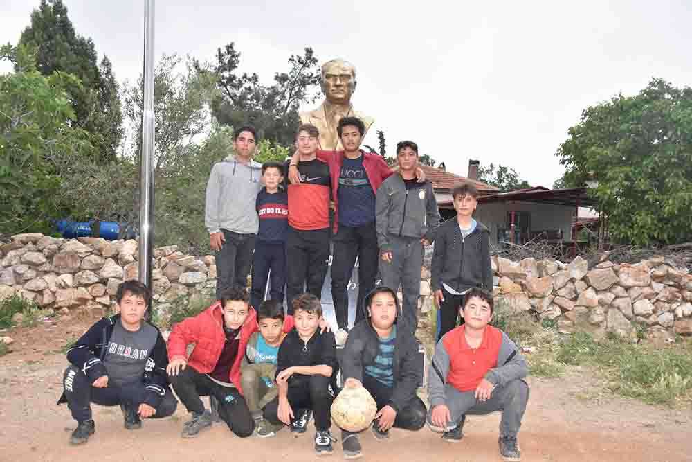 Aydın’ın Tekeliler mahallesindeki çocuklar halı saha istiyor 