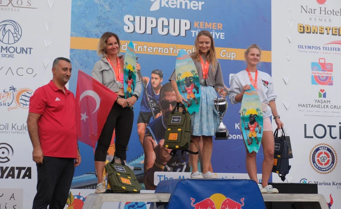 Ayışığı Koyu'nda 10 Ülkeden 200 Sporcu Yarıştı: Uluslararası Sup Cup Kemer’de Şampiyonlar Ödüllerine Kavuştu!