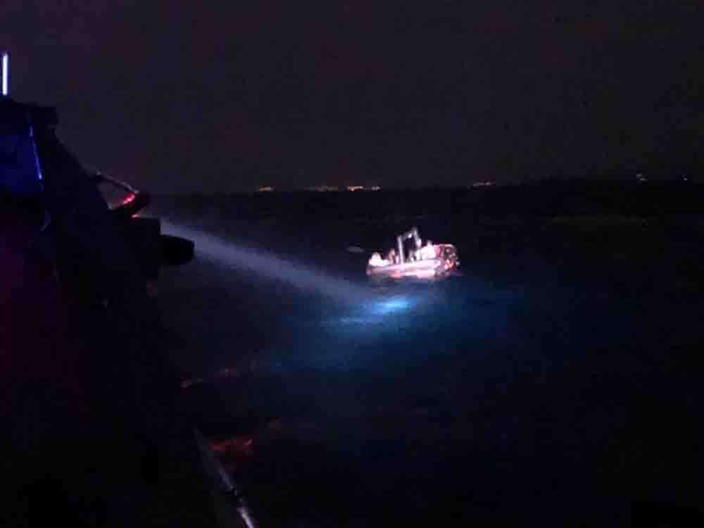 Ayvalık açıklarında 19 düzensiz göçmen kurtarıldı