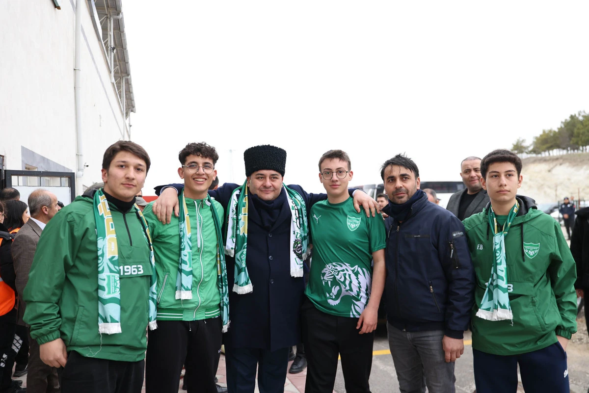 Başkan &Ouml;zarslan Bağlumspor&rsquo;a Trib&uuml;nden Destek, Galibiyet Sevincini Paylaştı