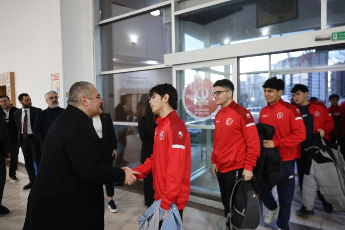 Başkan &Ouml;zarslan, &Ouml;zel Gereksinimli Bireyler ve Sporcularla İftarda Buluştu