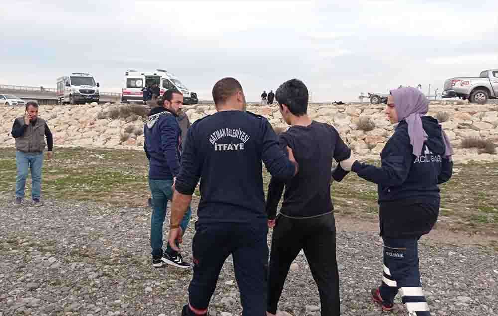 Batman Çayı'nda mahsur kalan 2 kişi kurtarıldı