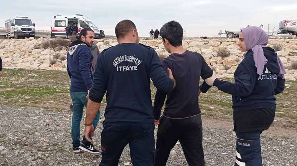 Batman Çayı'nda mahsur kalan 2 kişiyi ekipler kurtardı.