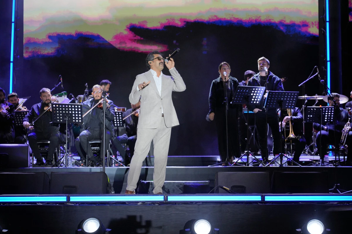 Bayhan Kendine &Ouml;zg&uuml; Yorumuyla İstanbul'luları B&uuml;y&uuml;ledi