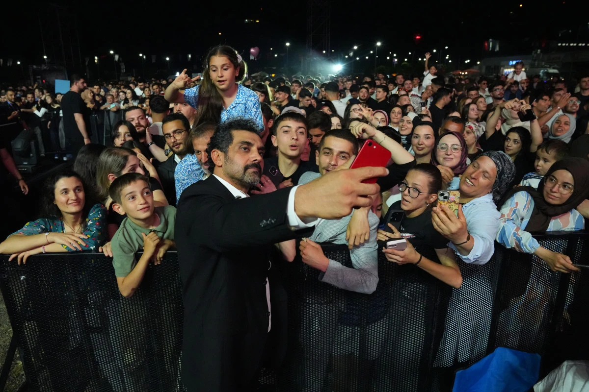 Bayhan&rsquo;dan A Milli Takım&rsquo;a Dev Marş: Trabzon&rsquo;da Hep Bir Ağızdan "Hazırız T&uuml;rkiye