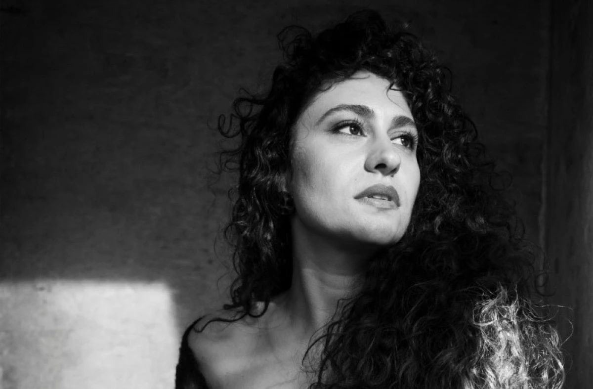 Berklee Mezunu, Grammy Ödüllü Prodüktörün Gözdesi Elif Sanchez'den Yeni Tekli: 'Kırmızı Buğday'.