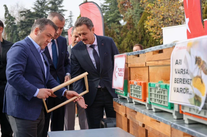 Bilecik’te Arıcılık Destek Programı Cumhuriyet Meydanı’nda Gerçekleştirildi