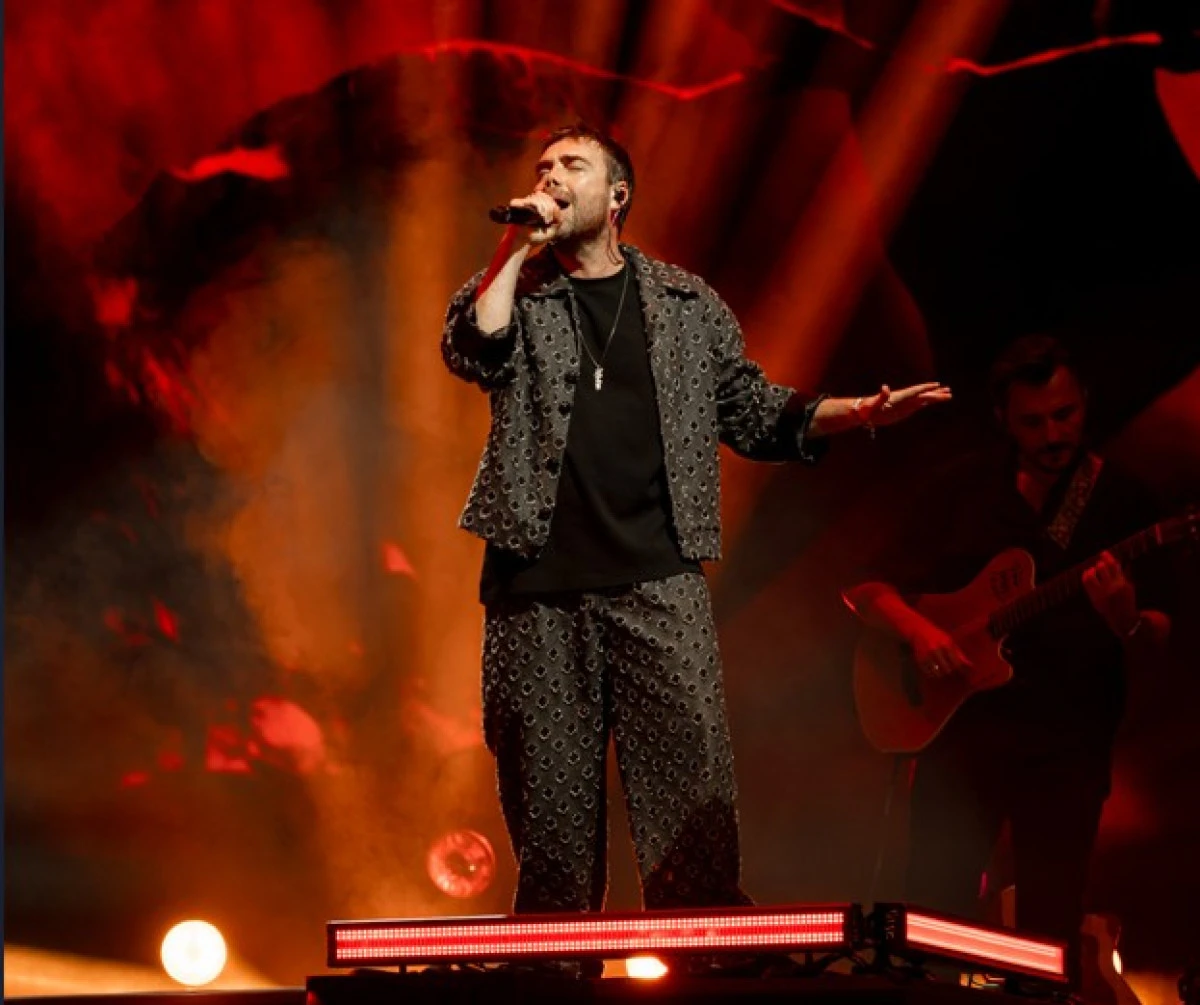 Biletleri G&uuml;nler &Ouml;ncesinden T&uuml;kenen Konserde Murat Dalkılı&ccedil; ve Burcu G&uuml;neş Aynı Sahneyi Paylaştı