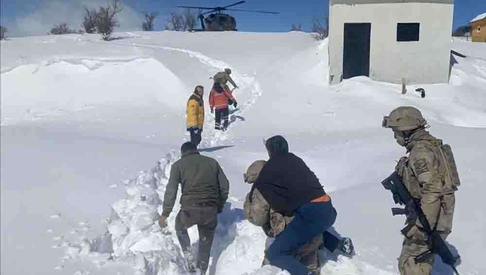 Bingöl de jandarma kanser hastası bi vatandaşı helikoptere sırtıyla taşıdı 