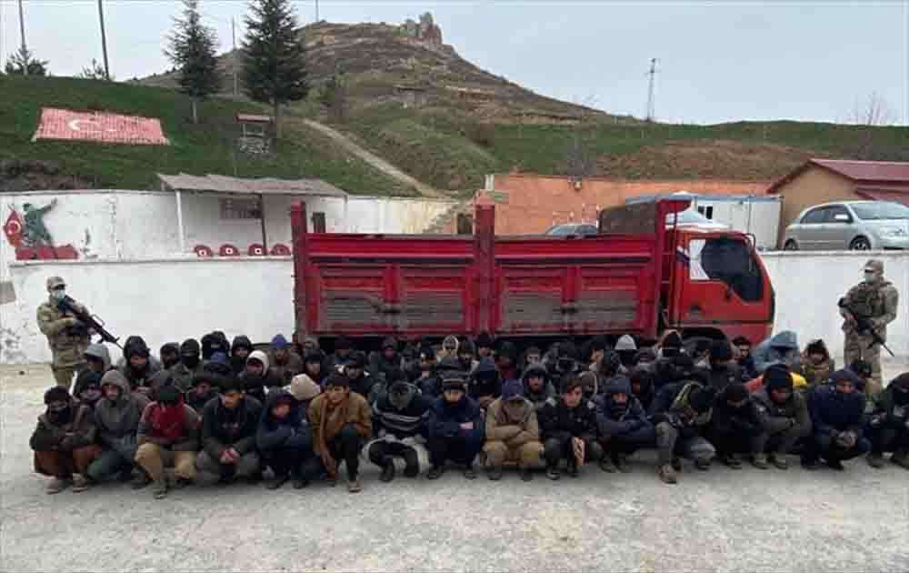 Bitlis'te iki araçta 110 düzensiz göçmen yakalandı