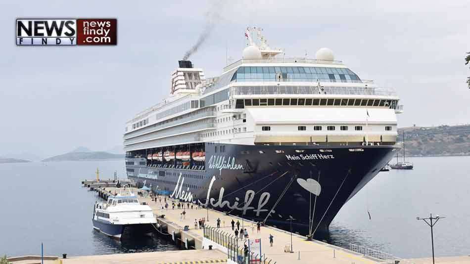 Bodrum'a gelen Malta bayraklı kruvaziyerden inen turistler, çarşıdaki hareketliliği artırdı