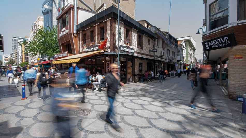 BORNOVA SOKAĞI ARTIK YAYALARIN