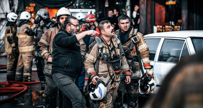 Bornova’da İş Hanında Korku Dolu Anlar: 12 Kişi Kurtarıldı