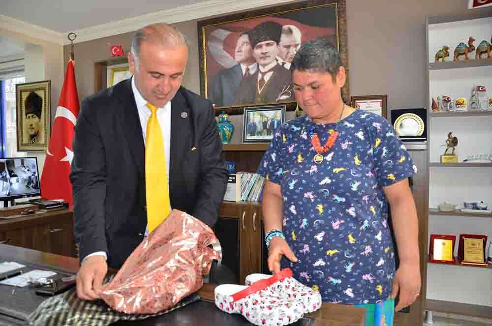 Bulduğu altınları belediyeye getiren zihinsel engelli kadına kıyafet hediyesi